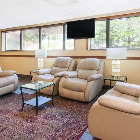 Days Inn & Suites By Wyndham Madison Heights Mi Bagian luar foto