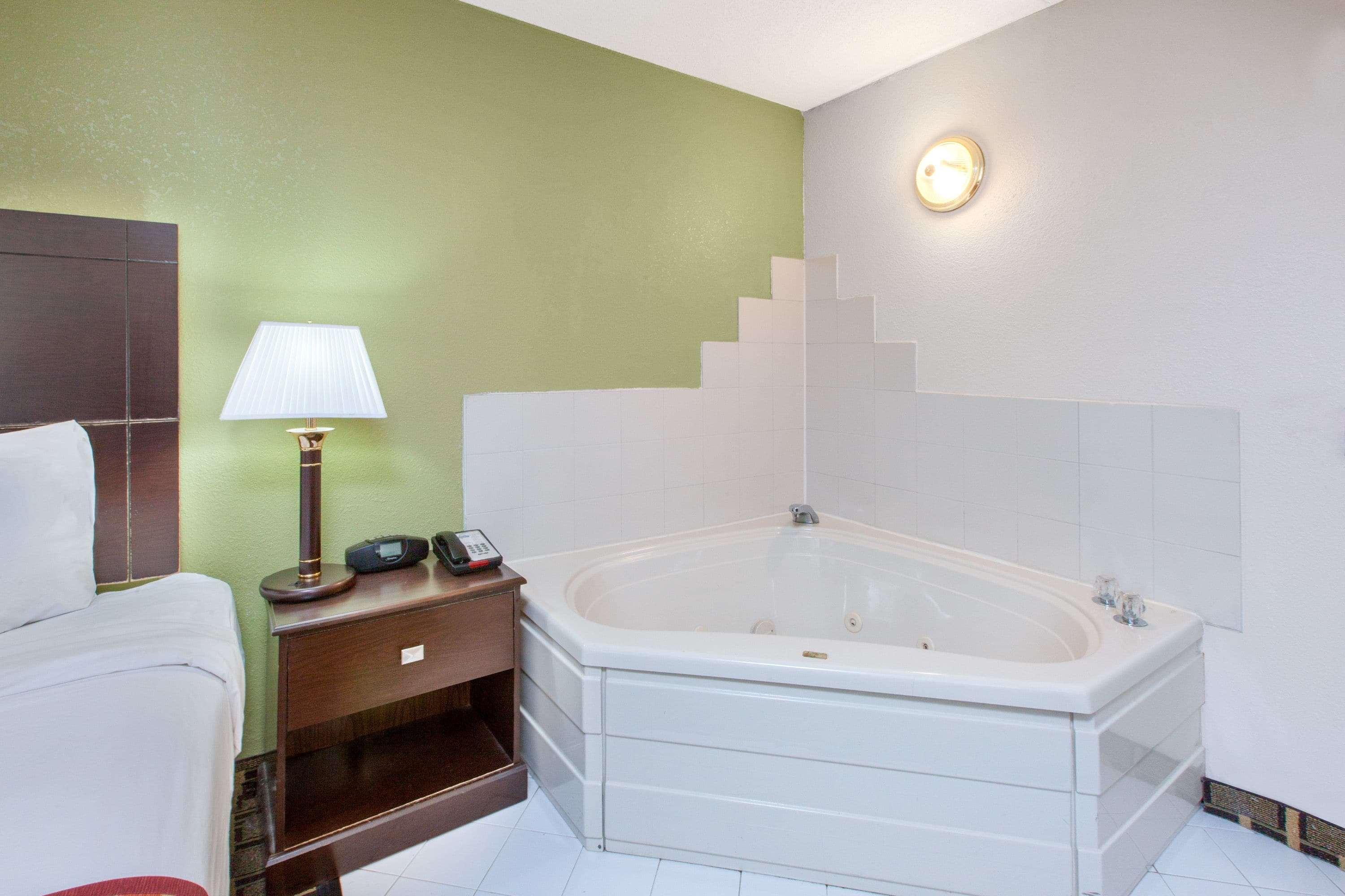 Days Inn & Suites By Wyndham Madison Heights Mi Bagian luar foto