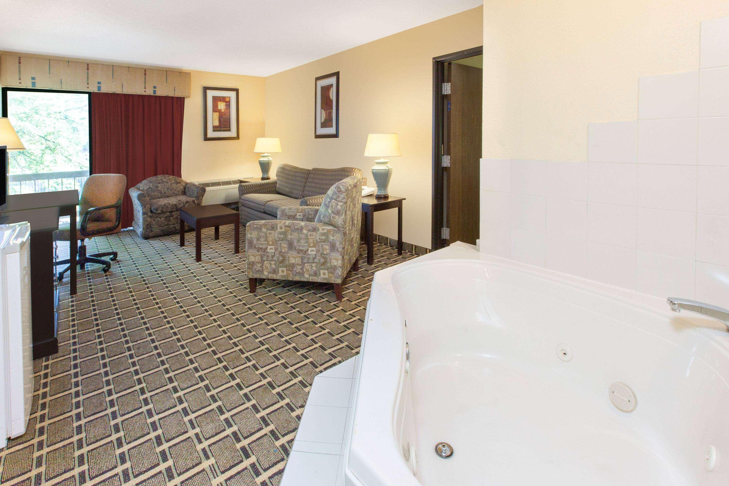 Days Inn & Suites By Wyndham Madison Heights Mi Bagian luar foto
