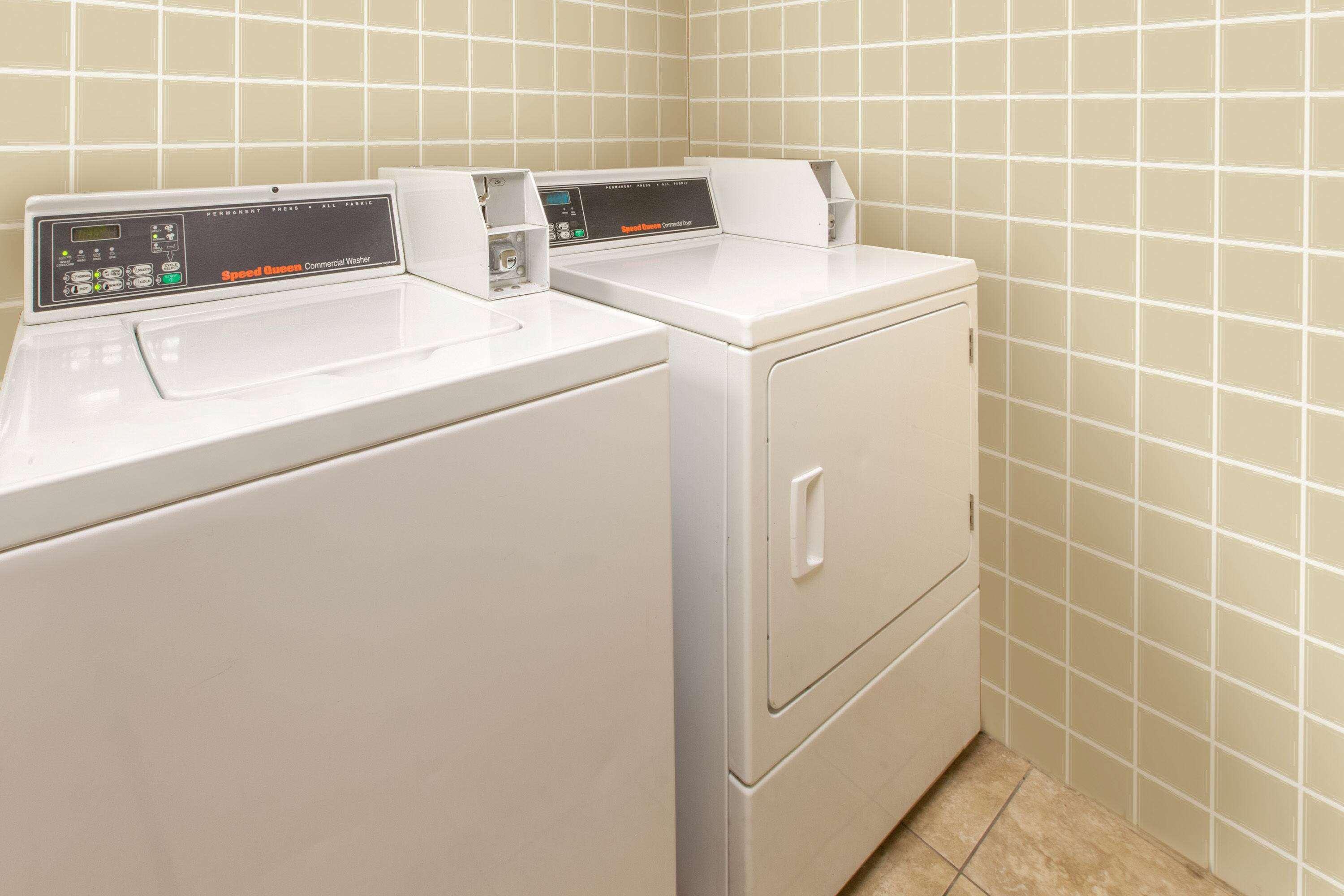 Days Inn & Suites By Wyndham Madison Heights Mi Bagian luar foto