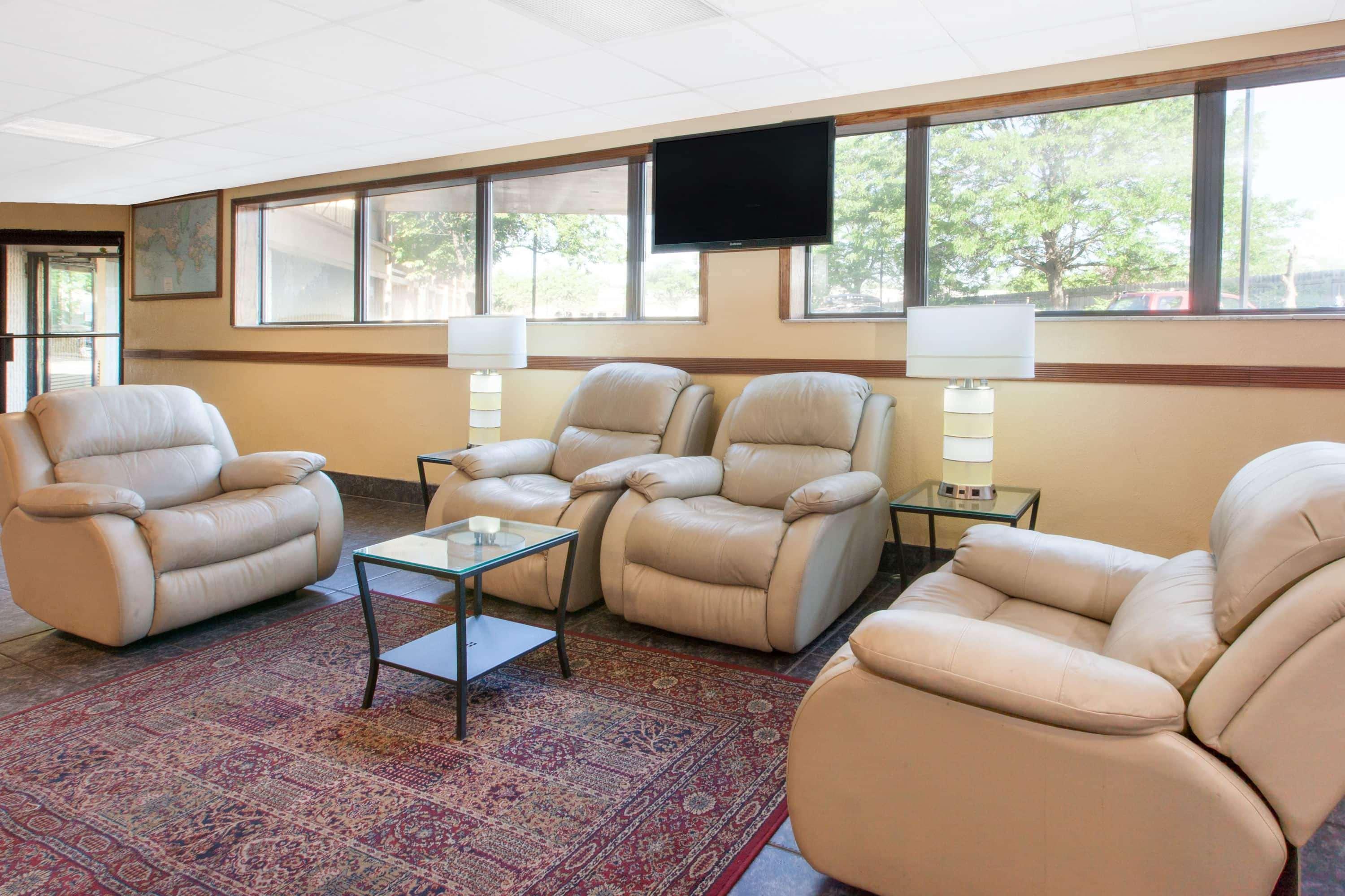 Days Inn & Suites By Wyndham Madison Heights Mi Bagian luar foto