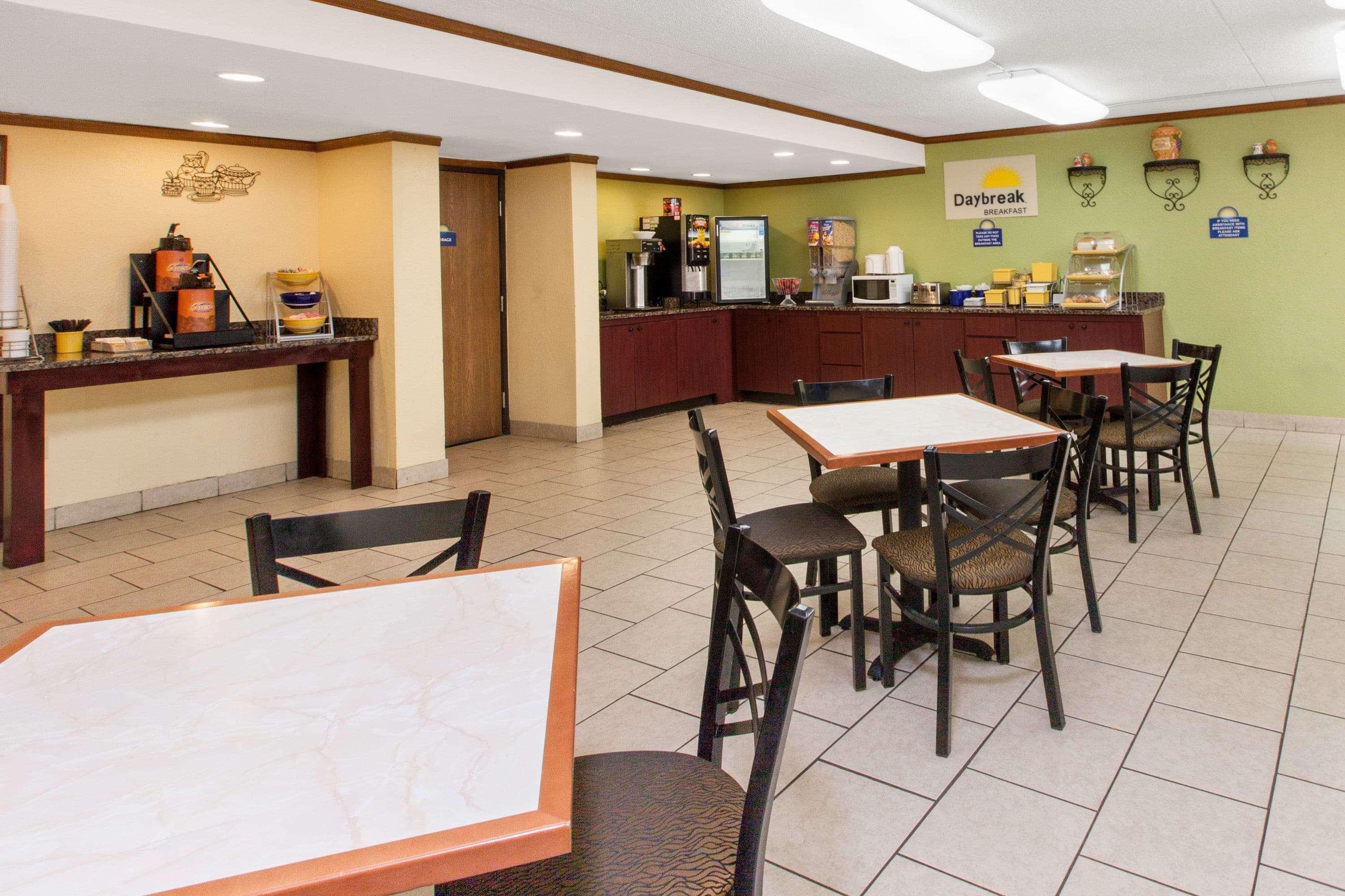 Days Inn & Suites By Wyndham Madison Heights Mi Bagian luar foto