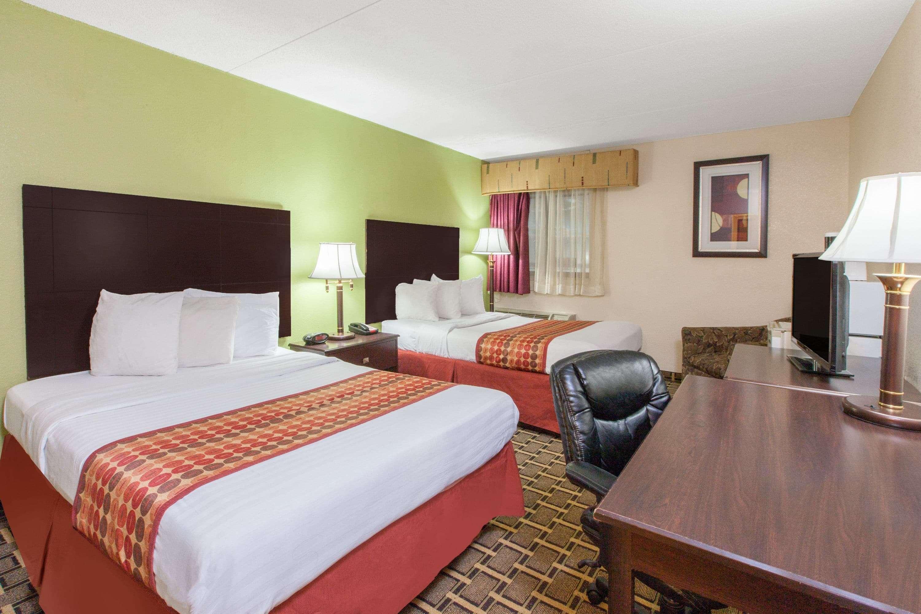 Days Inn & Suites By Wyndham Madison Heights Mi Bagian luar foto
