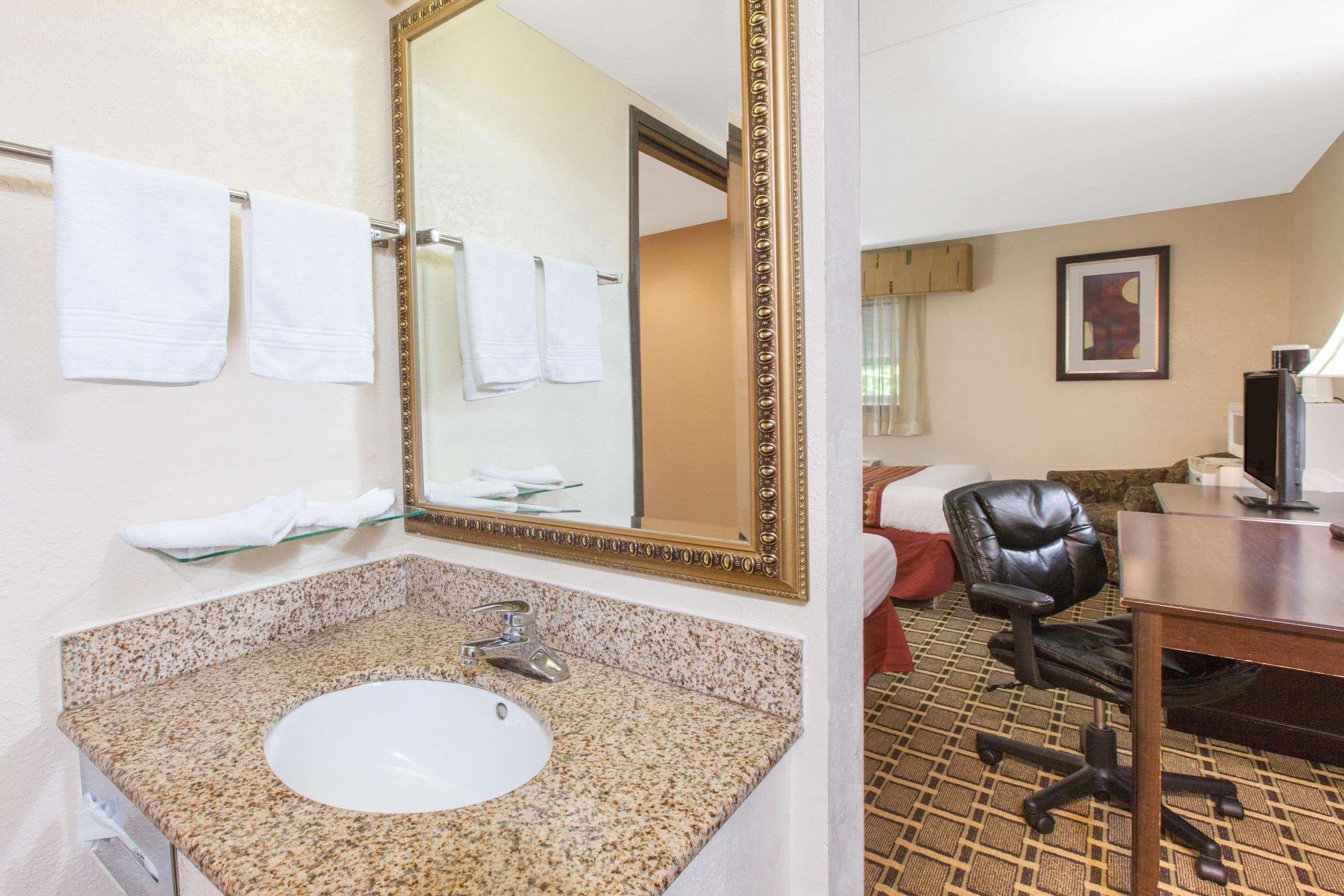 Days Inn & Suites By Wyndham Madison Heights Mi Bagian luar foto