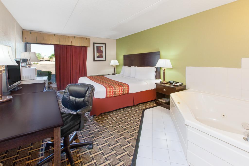 Days Inn & Suites By Wyndham Madison Heights Mi Bagian luar foto