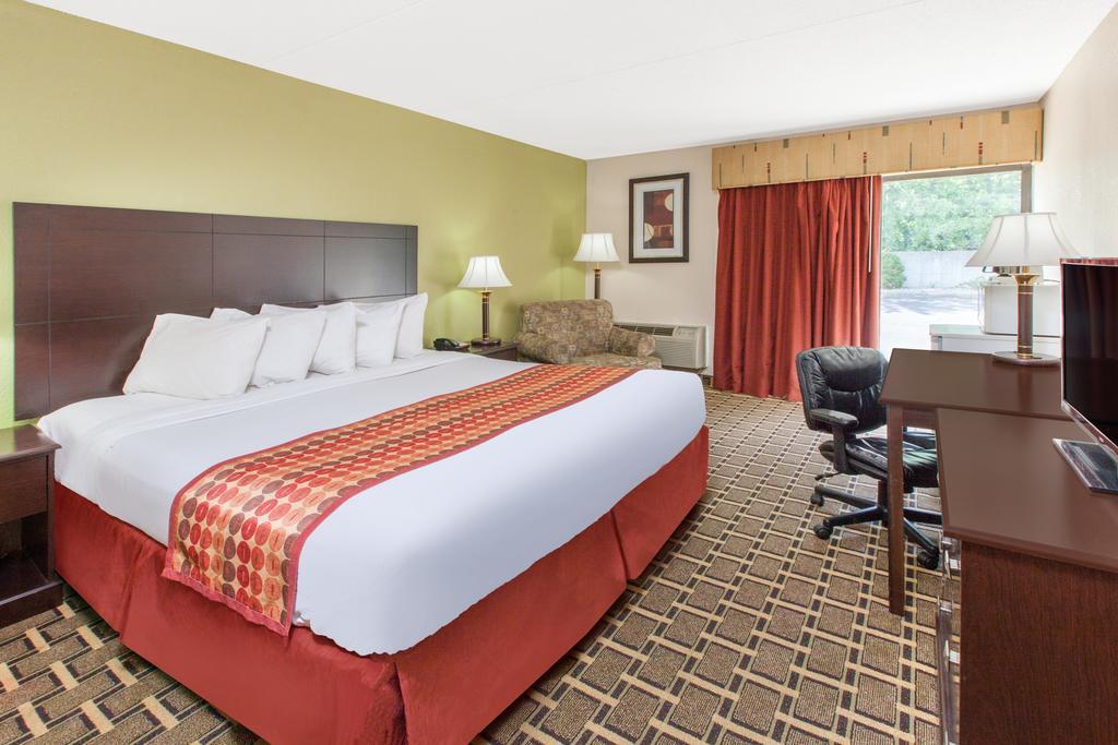 Days Inn & Suites By Wyndham Madison Heights Mi Bagian luar foto