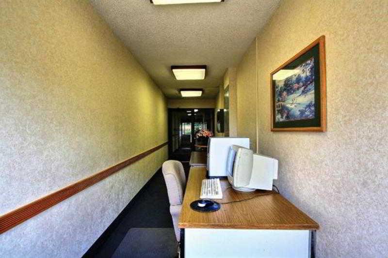 Days Inn & Suites By Wyndham Madison Heights Mi Bagian luar foto