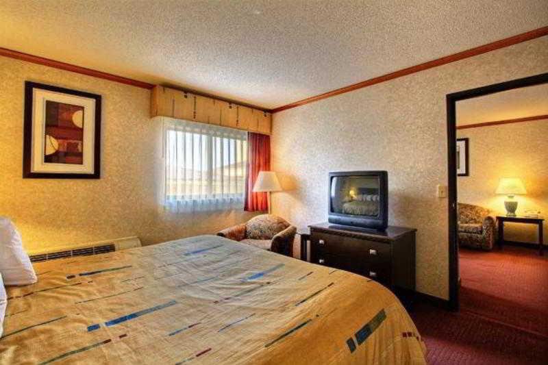 Days Inn & Suites By Wyndham Madison Heights Mi Bagian luar foto