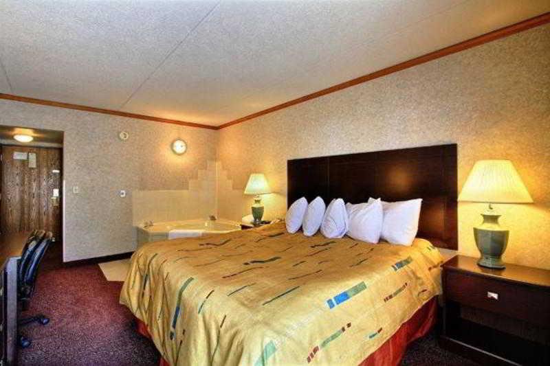 Days Inn & Suites By Wyndham Madison Heights Mi Bagian luar foto