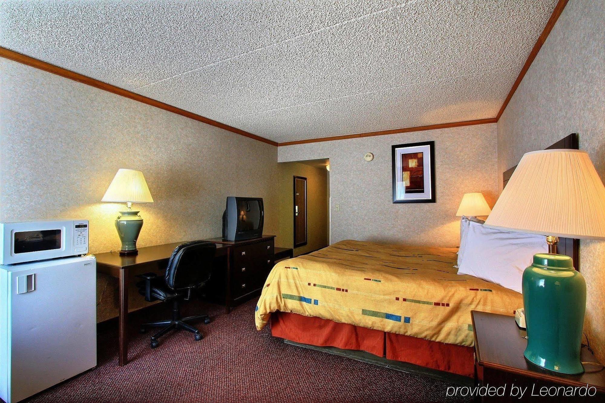 Days Inn & Suites By Wyndham Madison Heights Mi Bagian luar foto