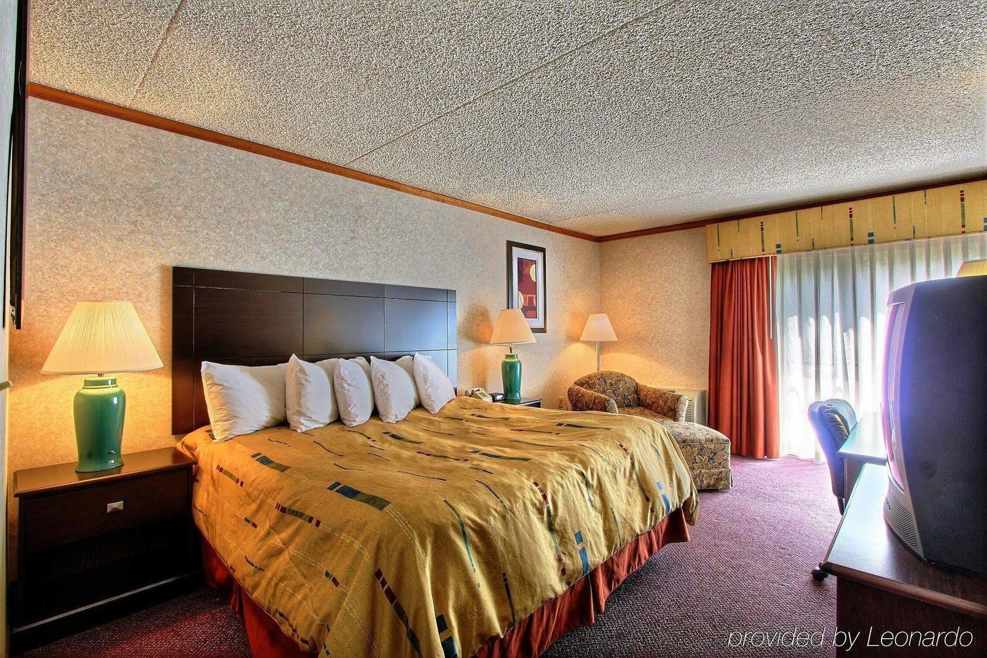 Days Inn & Suites By Wyndham Madison Heights Mi Bagian luar foto