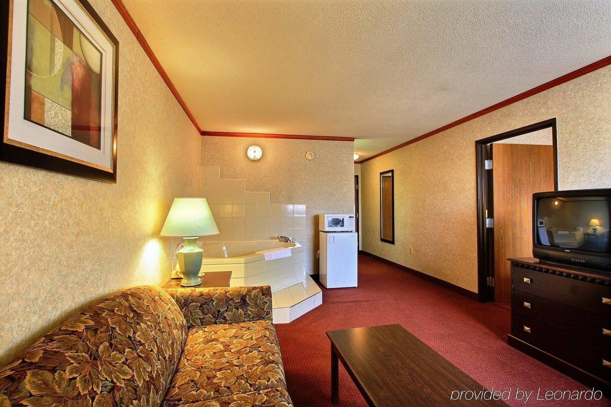 Days Inn & Suites By Wyndham Madison Heights Mi Bagian luar foto