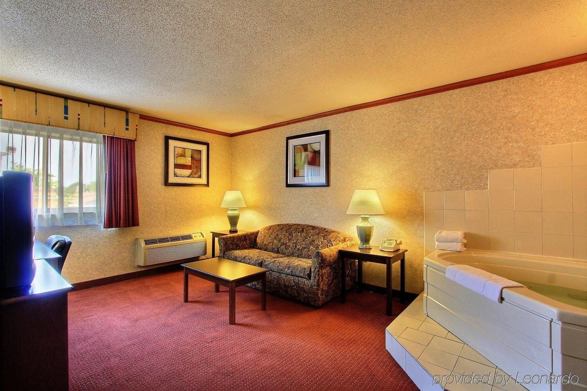 Days Inn & Suites By Wyndham Madison Heights Mi Bagian luar foto