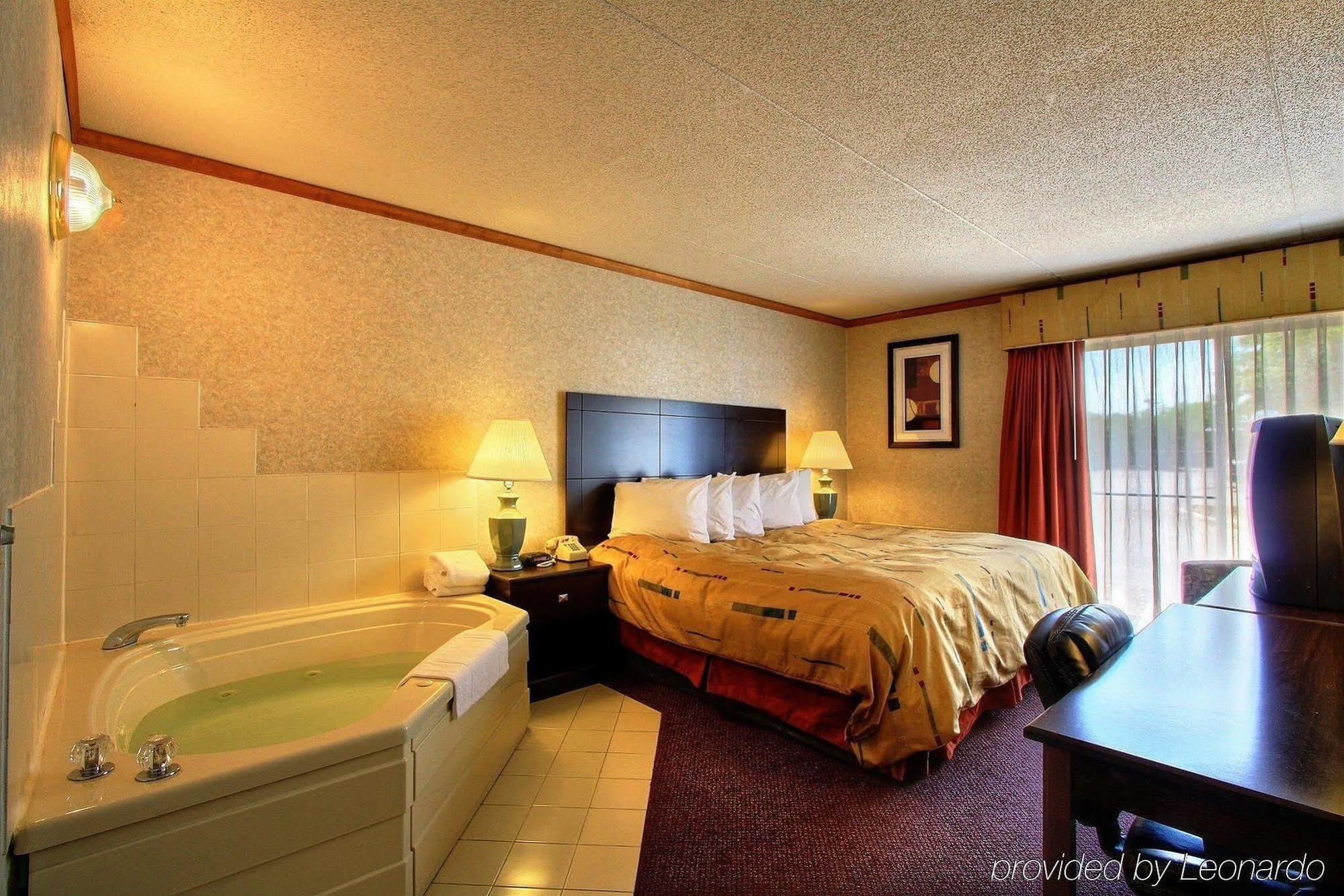 Days Inn & Suites By Wyndham Madison Heights Mi Bagian luar foto