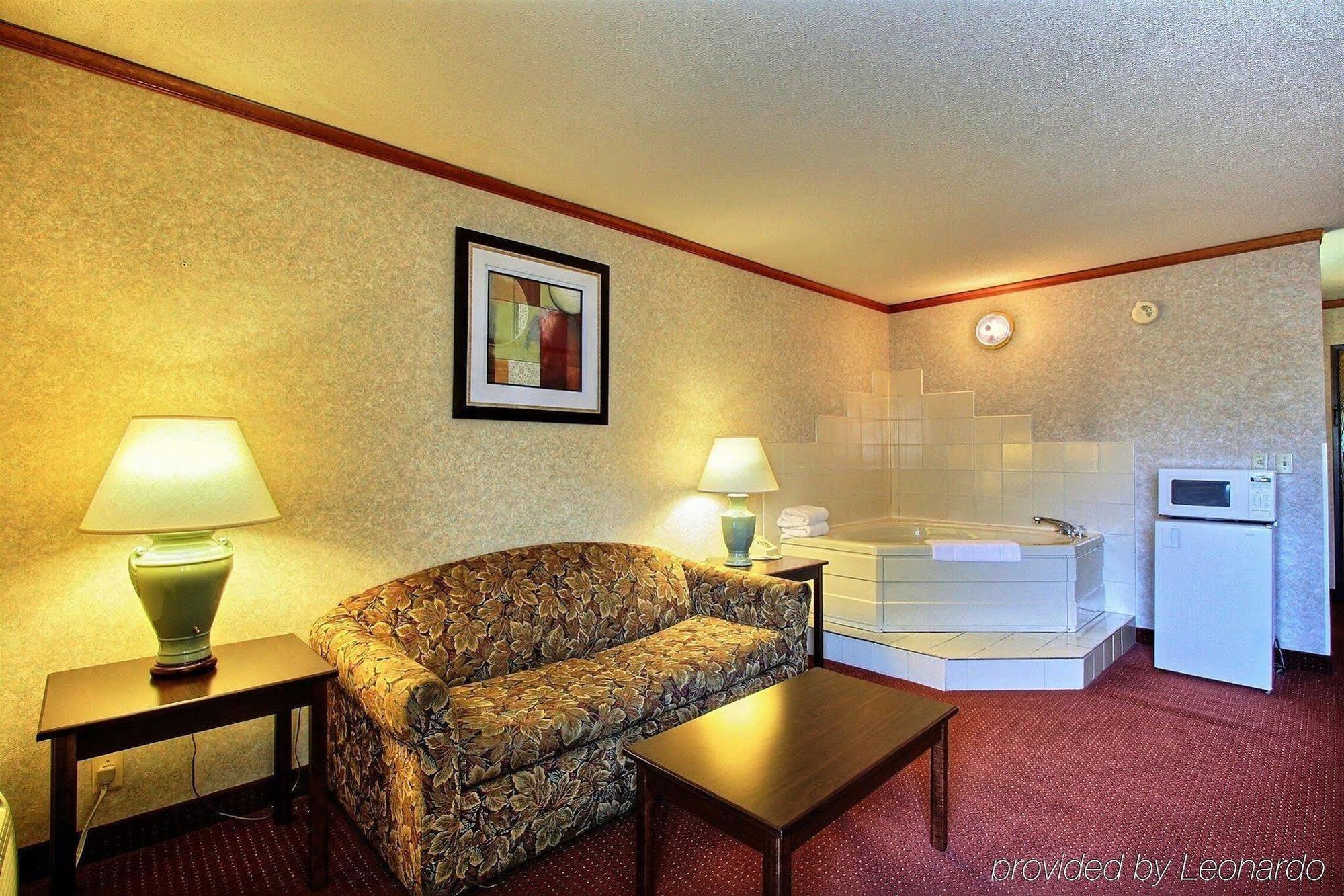 Days Inn & Suites By Wyndham Madison Heights Mi Bagian luar foto